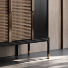 Meuble à chaussures noir avec portes en cannage