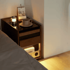 Chevet étroit en noyer avec lumière d'ambiance