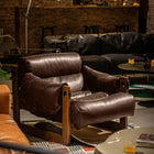 Fauteuil lounge en cuir sur structure bois massif