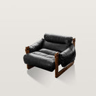 Fauteuil lounge en cuir sur structure bois massif