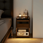 Chevet étroit en noyer avec lumière d'ambiance