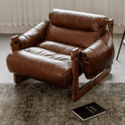 Fauteuil lounge en cuir sur structure bois massif