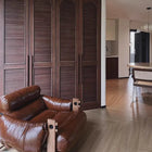Fauteuil lounge en cuir sur structure bois massif