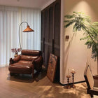 Fauteuil lounge en cuir sur structure bois massif
