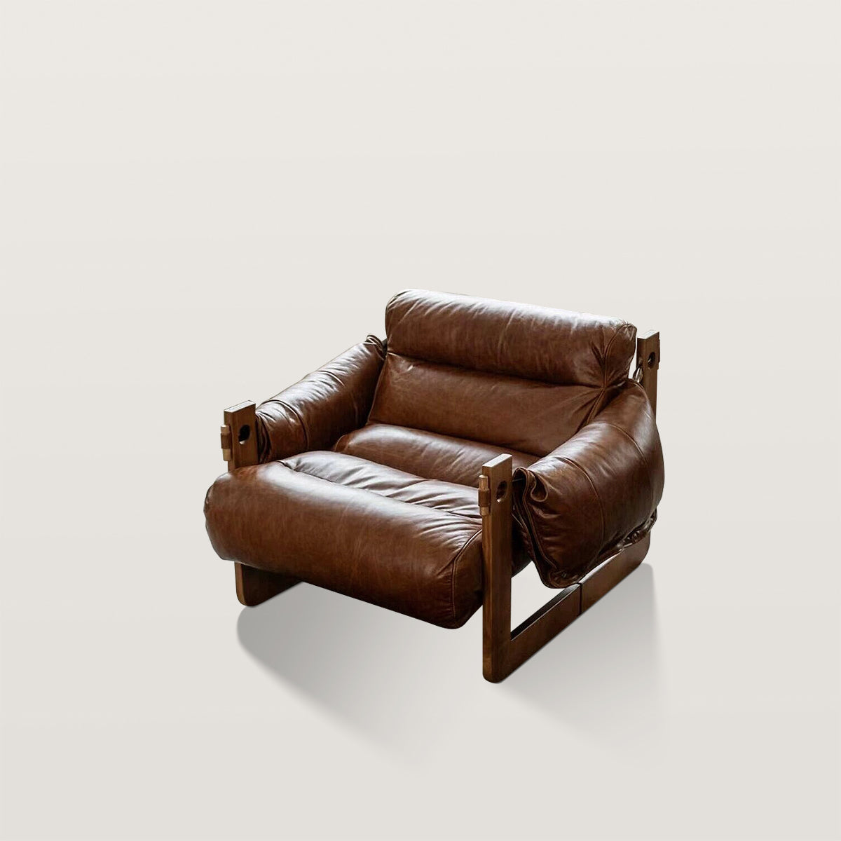 Fauteuil lounge en cuir sur structure bois massif