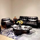 Fauteuil lounge en cuir sur structure bois massif